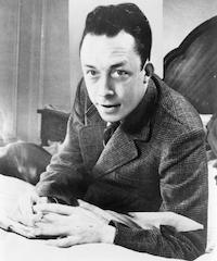 Albert Camus gagnant de prix Nobel portrait en buste pose au bureau faisant face a gauche cigarette de tabagisme